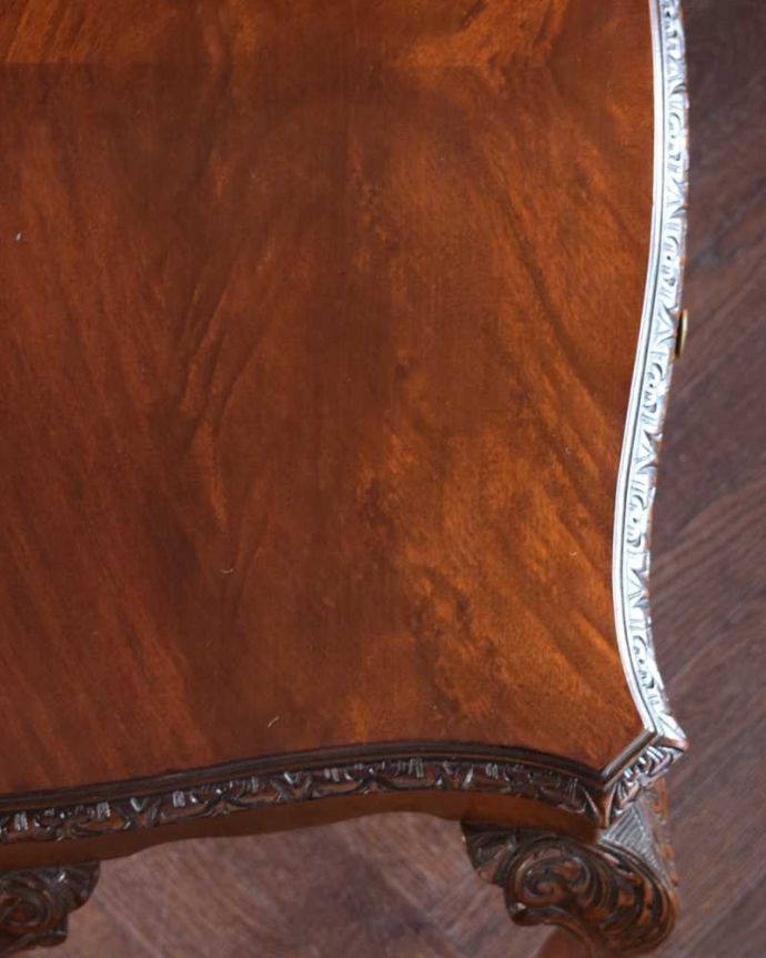 アンティークのテーブル　アンティーク家具　英国のアンティーク家具、繊細な彫りがキレイなホールテーブル（コンソールテーブル）。修復には自信がありますHandleでは専門の職人が修復する際、古い塗装を剥離してキレイにお直ししています。(k-2381-f)