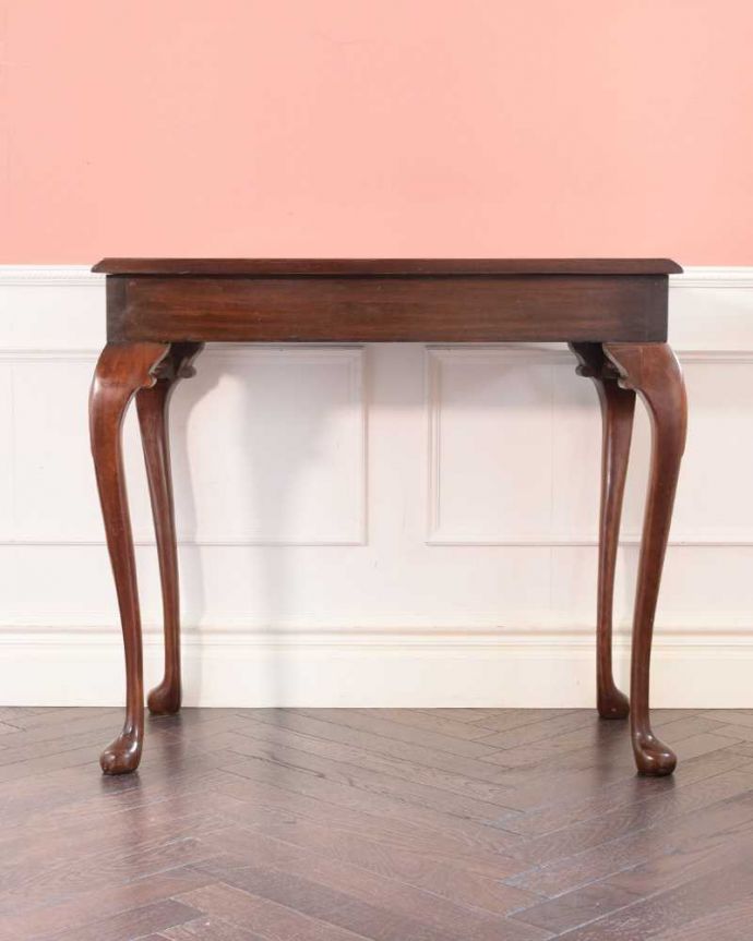 アンティークのテーブル　アンティーク家具　英国のアンティーク家具、繊細な彫りがキレイなホールテーブル（コンソールテーブル）。後ろ姿にも自信があります。(k-2381-f)