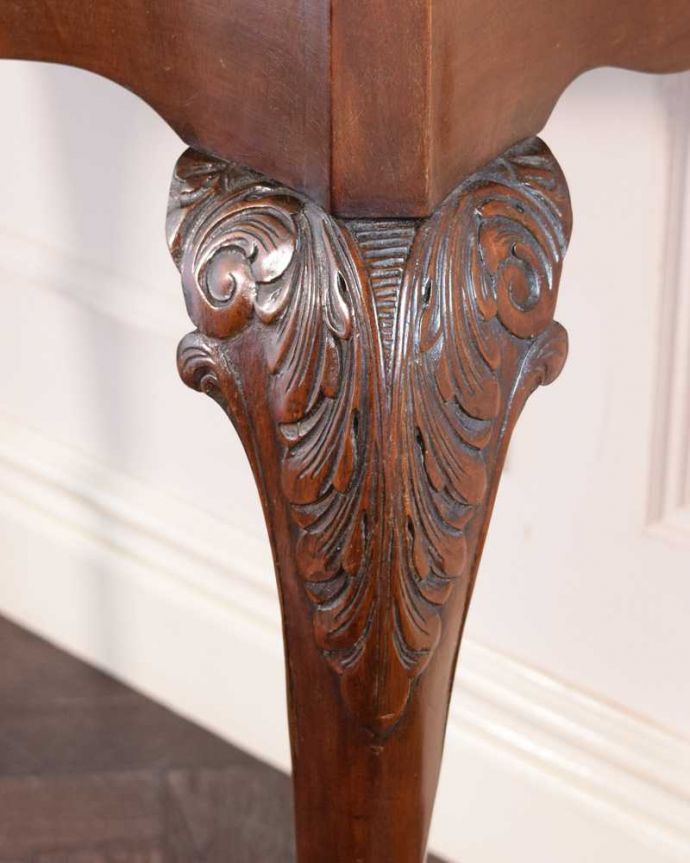 アンティークのテーブル　アンティーク家具　英国のアンティーク家具、繊細な彫りがキレイなホールテーブル（コンソールテーブル）。英国らしい華やかさ美しい彫にうっとり･･･ポイントポイントの装飾がキレイです。(k-2381-f)