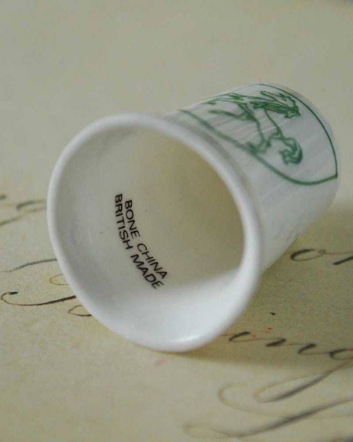 アンティーク 陶磁器の雑貨　アンティーク雑貨　盾モチーフがお洒落なボーンチャイナのアンティークシンブル（グリーン）。中にプリントされています。(k-2383-z)