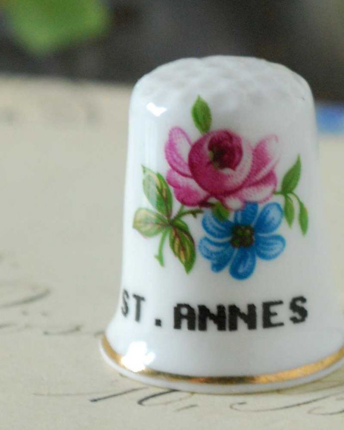 アンティーク 陶磁器の雑貨　アンティーク雑貨　イギリスのボーンチャイナのアンティークシンブル（ピンクと青の花）。女性のためのアンティーク一針一針、縫うために指にはめて使われたシンブル。(k-2384-z)