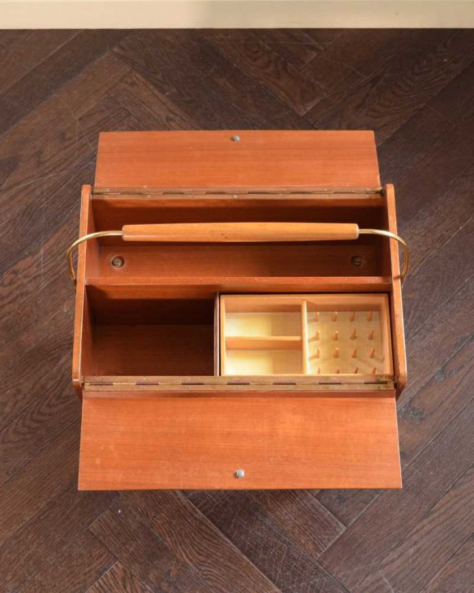 ソーイングボックス　アンティーク家具　脚が長くてかっこいいイギリスで見つけた、アンティークソーイングボックス（裁縫箱） 。中はこんな感じです。(k-2386-f)