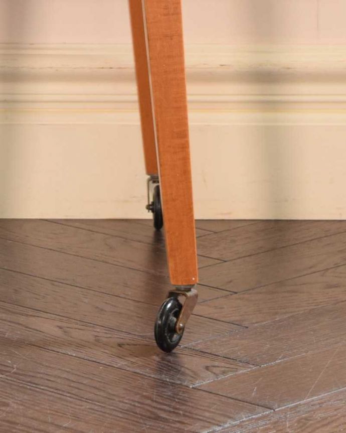 ソーイングボックス　アンティーク家具　脚が長くてかっこいいイギリスで見つけた、アンティークソーイングボックス（裁縫箱） 。ちゃんと動きます脚先にはキャスターが。(k-2386-f)