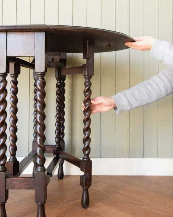 アンティークのテーブル　アンティーク家具　英国らしいアンティーク家具、コンパクトなサイズが魅力の伸張式ゲートレッグテーブル。脚を引き出すだけであっという間ゲートのような形をした脚のテーブル。(k-2389-f)