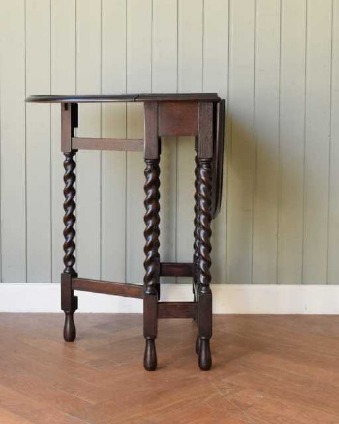アンティークのテーブル　アンティーク家具　英国らしいアンティーク家具、コンパクトなサイズが魅力の伸張式ゲートレッグテーブル。片方開くと････片方のリーフを開くとこんな感じ。(k-2389-f)
