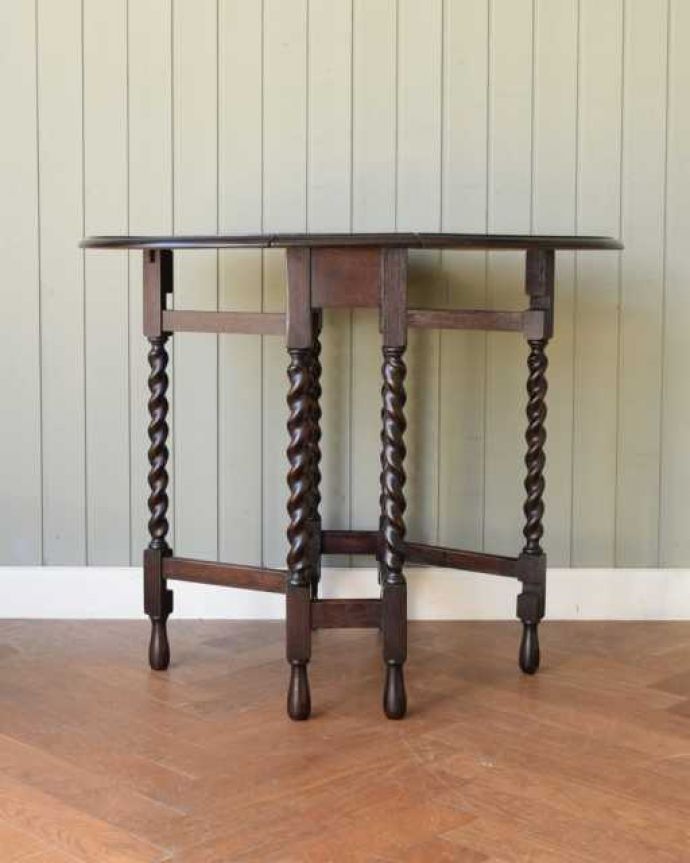 アンティークのテーブル　アンティーク家具　英国らしいアンティーク家具、コンパクトなサイズが魅力の伸張式ゲートレッグテーブル。両方開けば大きなサイズゲートレッグテーブルはゲートが開くように作られた脚のデザインも印象的。(k-2389-f)