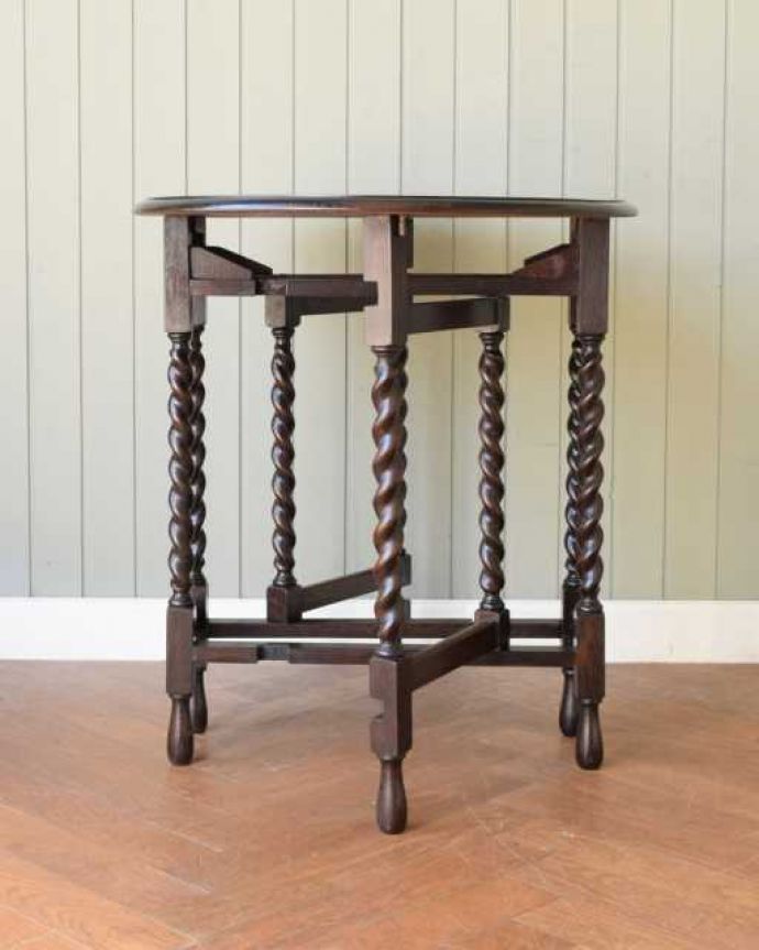 アンティークのテーブル　アンティーク家具　英国らしいアンティーク家具、コンパクトなサイズが魅力の伸張式ゲートレッグテーブル。クルッと回転。(k-2389-f)