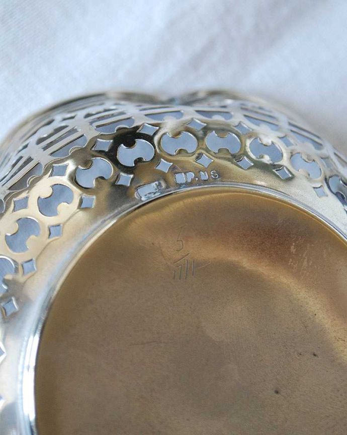 アンティーク シルバー製　アンティーク雑貨　英国輸入のアンティーク銀雑貨、透かし彫りが美しいシルバーボウル（小物入れ）。裏側には品質の証刻印が彫ってあります。(k-2389-z)