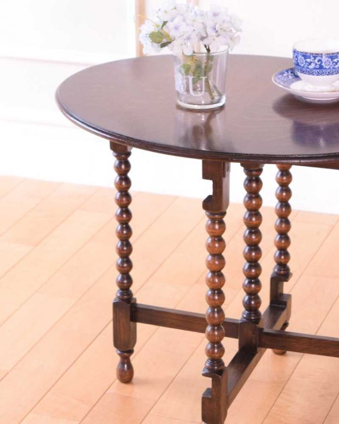 アンティークのテーブル　アンティーク家具　折りたたみも出来て便利、アンティークのフォールディングテーブル。時代を追わず受け継がれる英国デザイン英国らしい重厚感あふれるアンティーク家具は流行を追わず、ずっと使い続けられるデザインです。(k-2391-f)