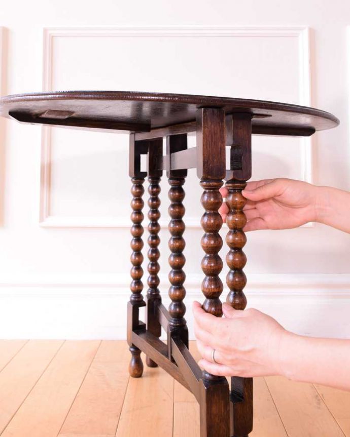 アンティークのテーブル　アンティーク家具　折りたたみも出来て便利、アンティークのフォールディングテーブル。あっという間に天板がセット出来ます女性でもカンタン。(k-2391-f)