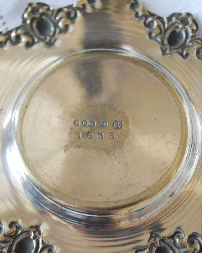 アンティーク シルバー製　アンティーク雑貨　英国輸入のアンティーク銀雑貨、装飾が美しいシルバープレート（小）。裏側には品質の証 ちゃんとホールマークが付いています。(k-2391-z)