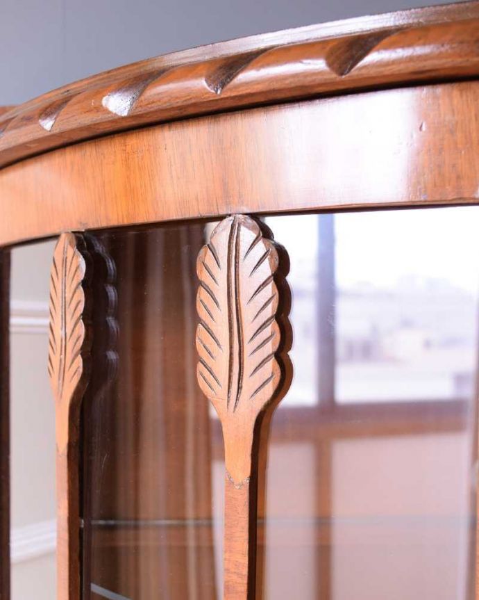 アンティークのキャビネット　アンティーク家具　シャープな輪郭の英国のアンティークガラスキャビネット（ショーケース）。アンティークらしい装飾が魅力やっぱりアンティークらしいデザインが魅力。(k-2394-f)