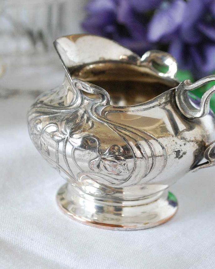 アンティーク 真鍮の雑貨　アンティーク雑貨　英国の銀食器、装飾が美しいアンティークシルバーのソースボート（ポット）。お家で優雅なアフタヌーンティーを味わえるアイテムです。(k-2394-z)