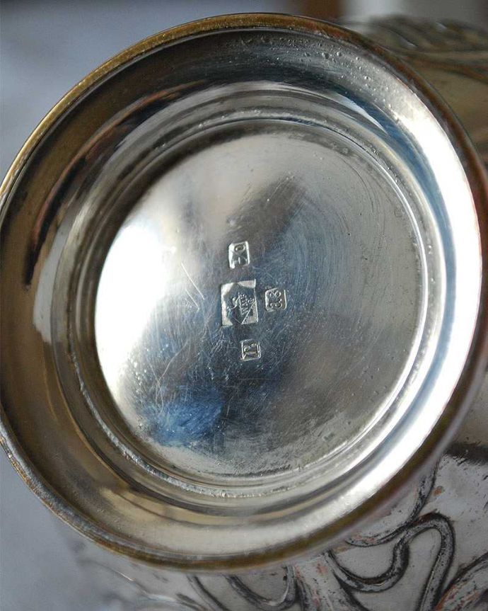 アンティーク 真鍮の雑貨　アンティーク雑貨　英国の銀食器、装飾が美しいアンティークシルバーのソースボート（ポット）。刻印されています。(k-2394-z)
