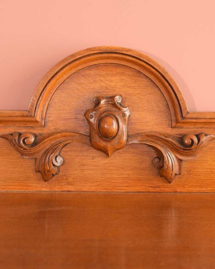 アンティークのキャビネット　アンティーク家具　1880年代イギリスで見つけた優雅なアンティーク ダムウエイター。惚れ惚れするような美しさとっても堅い無垢材に一体どうやって彫っていったんでしょう？アンティークらしく細かい彫りを眺めているだけでうっとりしてしまいます。(k-2399-f)