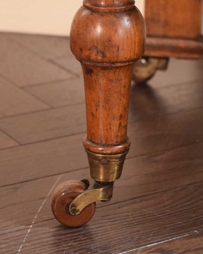 アンティークのキャビネット　アンティーク家具　1880年代イギリスで見つけた優雅なアンティーク ダムウエイター。女性1人でラクラク運べちゃうんですキャスター付きの脚。(k-2399-f)