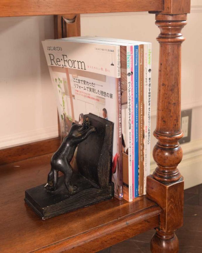 アンティークのキャビネット　アンティーク家具　1880年代イギリスで見つけた優雅なアンティーク ダムウエイター。たっぷり収納出来ちゃう優れものA4サイズの雑誌までしっかり収納できるので、いろんなものを入れて自由に使って下さい。(k-2399-f)