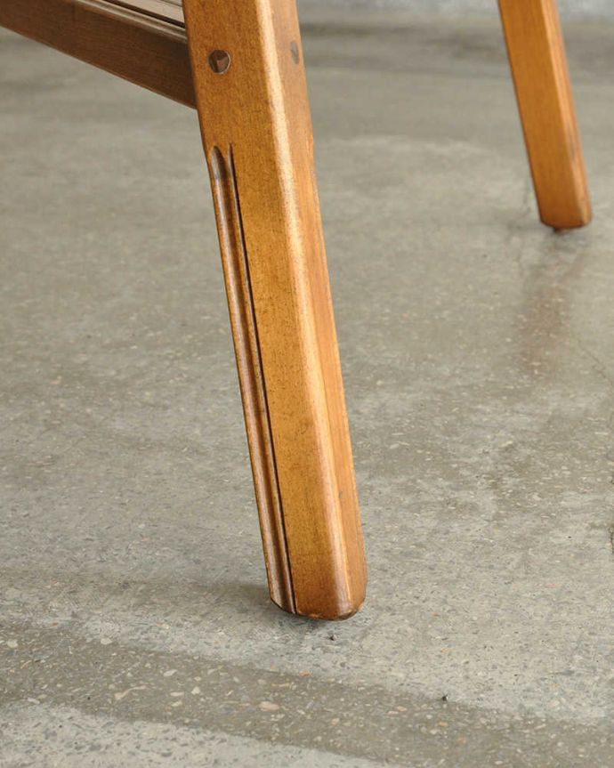 アーコールの家具　アンティーク家具　北欧の老舗メーカーアーコール社の家具、伸張式のダイニングテーブル。持ち上げなくても移動できます！Handleのアンティークは、脚の裏にフェルトキーパーをお付けしていますので、持ち上げなくても床を滑らせて移動させることが出来ます。(k-2402-f)