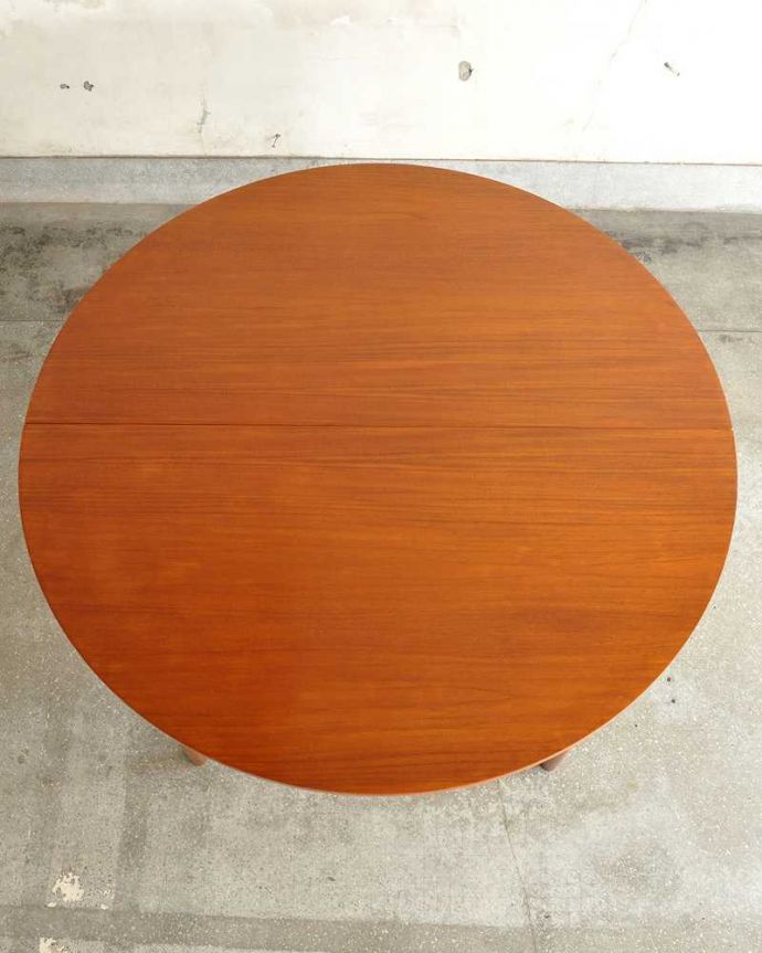 G-PLAN(Gプラン)　アンティーク家具　G-PLANデザインのダイニングテーブル、伸張できるヴィンテージ家具。上から見るとこんな形天板を足す前はこんな形です。(k-2403-f)