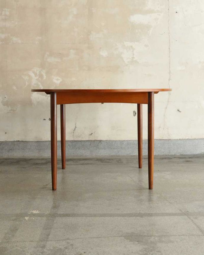 G-PLAN(Gプラン)　アンティーク家具　G-PLANデザインのダイニングテーブル、伸張できるヴィンテージ家具。横から見た姿は…シンプルなデザインなので、どんなお部屋にも似合っちゃうんです。(k-2403-f)