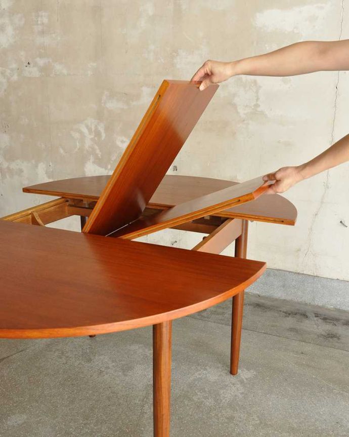 G-PLAN(Gプラン)　アンティーク家具　G-PLANデザインのダイニングテーブル、伸張できるヴィンテージ家具。あっという間にサイズ変更OK！天板の真ん中から新しい天板が出てきます。(k-2403-f)