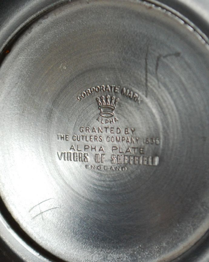 アンティーク 真鍮の雑貨　アンティーク雑貨　英国のとってもお洒落な銀食器、アンティークシルバーのティーポット。裏面にはメーカーのロゴが入っています。(k-2403-z)