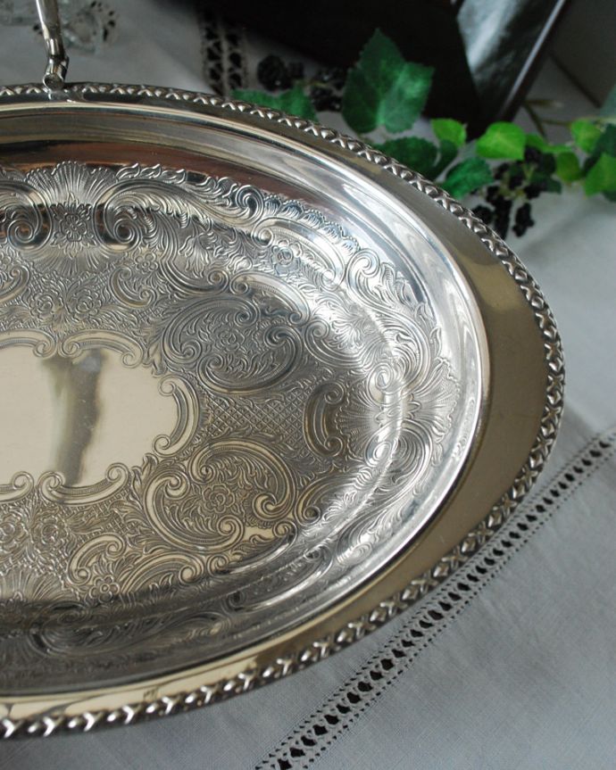 アンティーク 真鍮の雑貨　アンティーク雑貨　形が可愛いイギリスの銀食器、繊細な模様の、持ち手付きバスケット（アンティークシルバー）。縁取りも美しいデザイン。(k-2405-z)