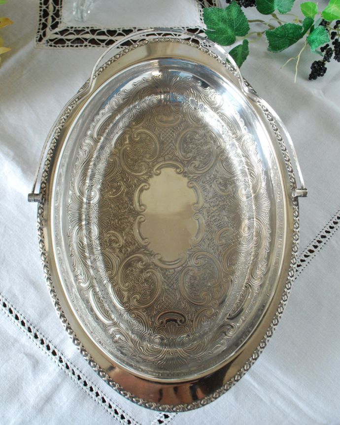 アンティーク 真鍮の雑貨　アンティーク雑貨　形が可愛いイギリスの銀食器、繊細な模様の、持ち手付きバスケット（アンティークシルバー）。アンティークなので多少のキズ・汚れがある場合があります。(k-2405-z)