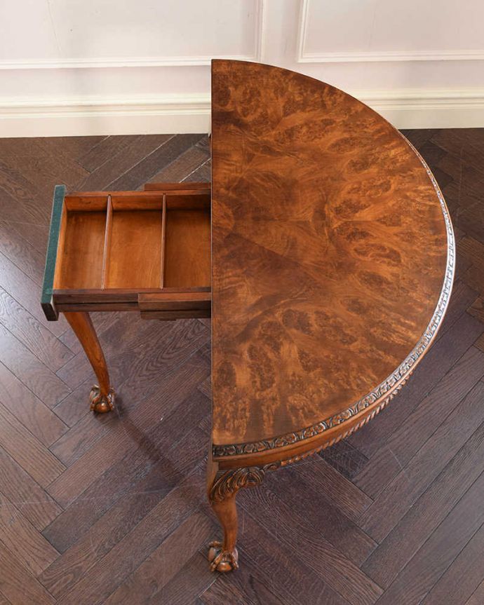 アンティークのテーブル　アンティーク家具　クロウ＆ボウルがかっこいいアンティーク カードテーブル（ゲームテーブル）。上から見ると何を置いても素敵に魅せてくれる力があります。(k-2407-f)