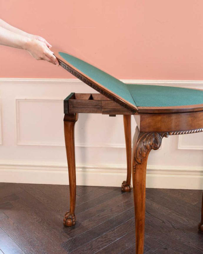 アンティークのテーブル　アンティーク家具　クロウ＆ボウルがかっこいいアンティーク カードテーブル（ゲームテーブル）。簡単に開きます女性１人で、簡単に天板を開くことができます。(k-2407-f)