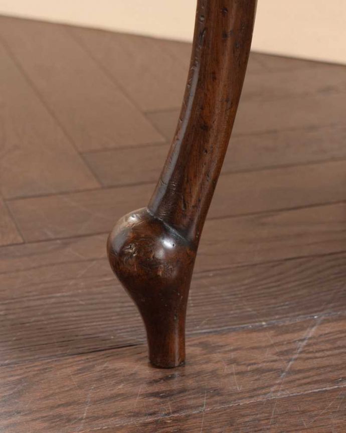 アンティークのテーブル　アンティーク家具　いろいろ便利に使えちゃう大きめサイズのアンティークオケージョナルテーブル。移動もラクラクですHandleのアンティークは、脚の裏にフェルトキーパーをお付けしています。(k-2409-f)