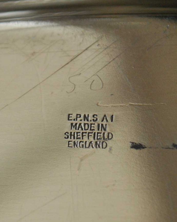 アンティーク シルバー製　アンティーク雑貨　シェフィールド製（sheffield）の英国銀雑貨、アンティークシルバーの持ち手付きトレー 。刻印されています。(k-2411-z)
