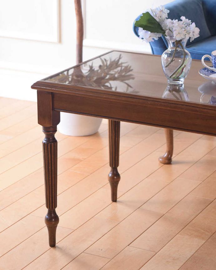 アンティークのテーブル　アンティーク家具　脚の装飾が美しいガラストップのアンティークコーヒーテーブル（レザートップ）。英国らしく凝った彫りの入った脚脚だけを見ても、アンティークらしさが感じられる凝った彫。(k-2413-f)