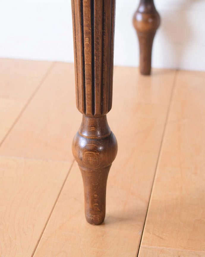 アンティークのテーブル　アンティーク家具　脚の装飾が美しいガラストップのアンティークコーヒーテーブル（レザートップ）。持ち上げなくても移動できます！Handleのアンティークは、脚の裏にフェルトキーパーをお付けしていますので、床を滑らせて簡単に移動する事が出来ます。(k-2413-f)