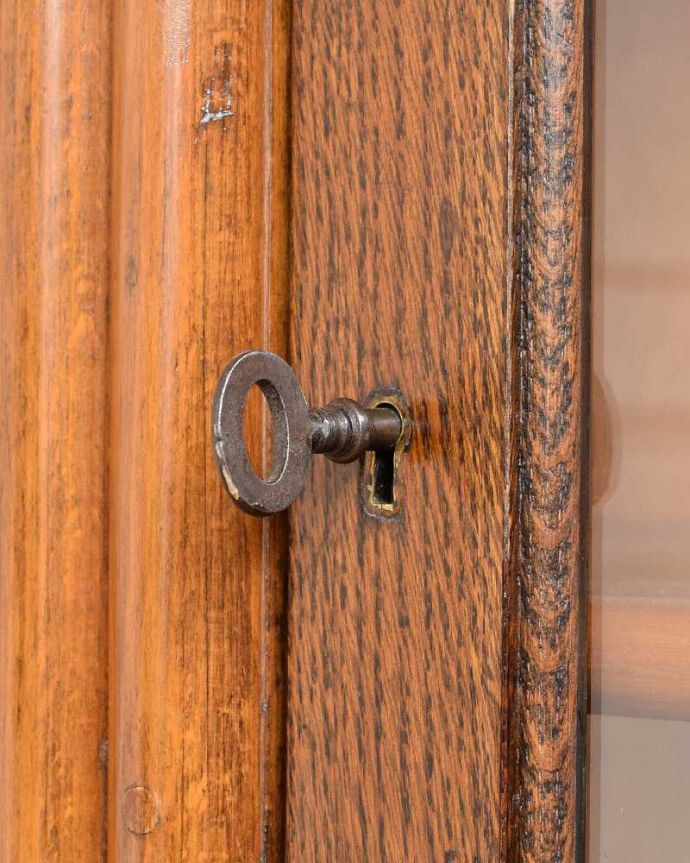 アンティークのキャビネット　アンティーク家具　華やかなアンティークの英国輸入家具、重厚でイギリスらしいブックケース（本棚） 。鍵を使って開けてみましょうアンティークの鍵が付いています。(k-2415-f)