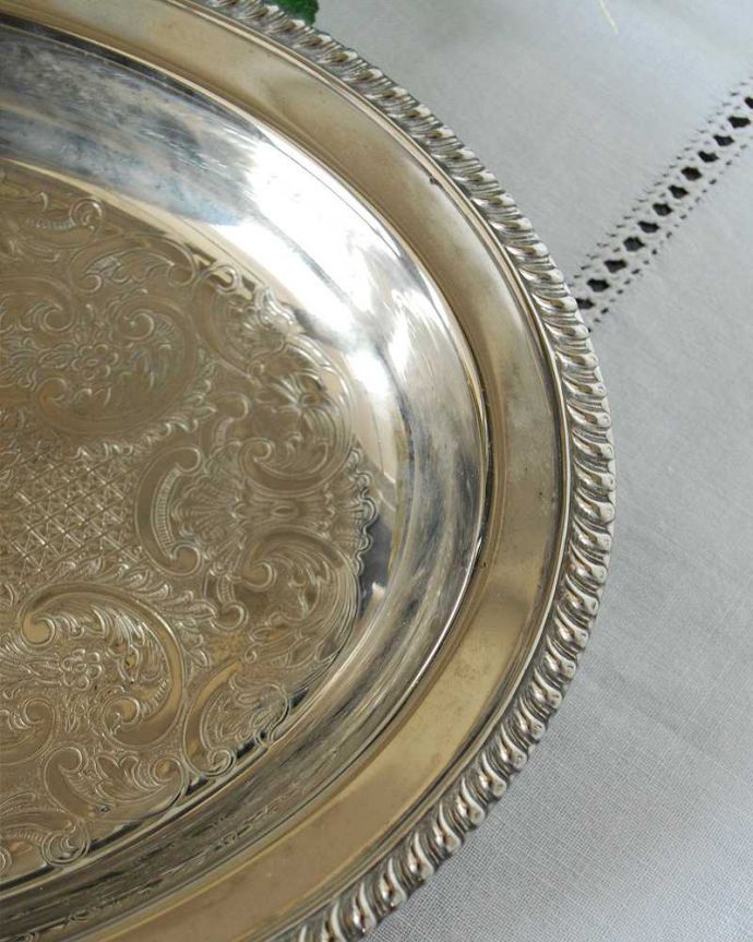 アンティーク 真鍮の雑貨　アンティーク雑貨　イギリス輸入の銀食器、アンティークシルバーのプレート(トレイ) 。繊細で美しい装飾がたっぷり入っています。(k-2415-z)