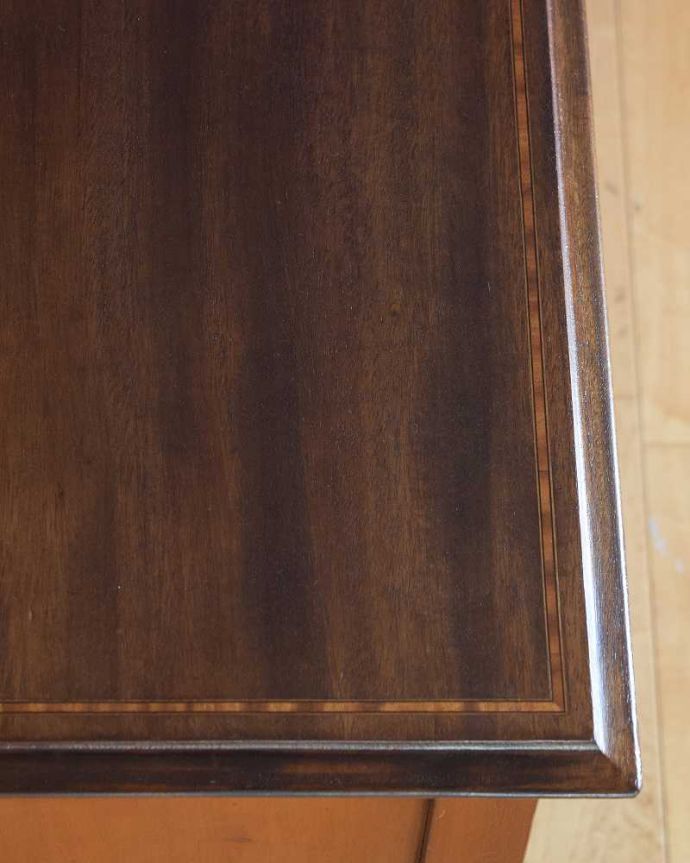 アンティークのドレッサー　アンティーク家具　マホガニー材を使ったアンティークの家具、英国のドレッシングチェスト。昔の人の知恵ミラーの脇にある小さな台。(k-2417-f)