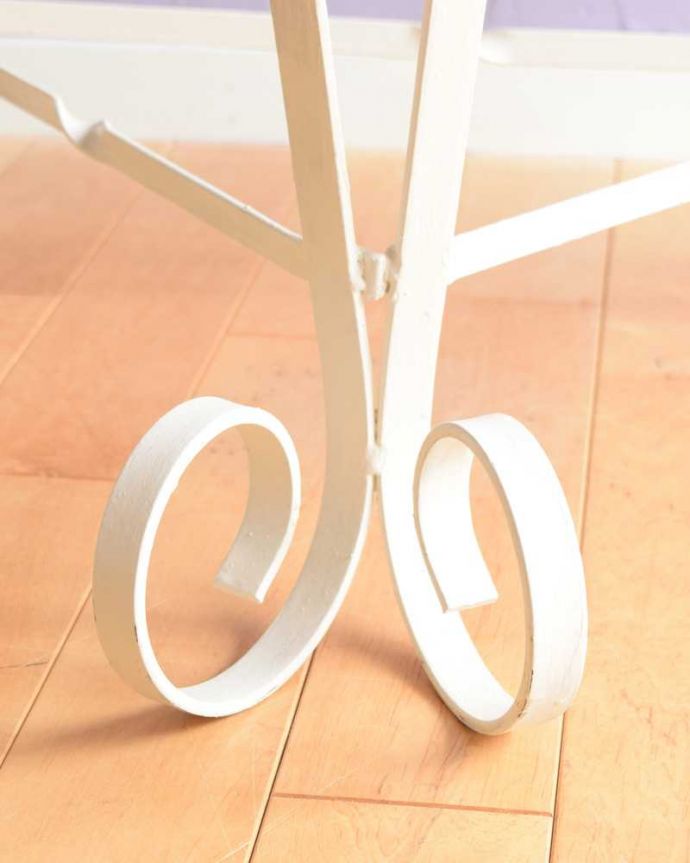 アンティークのテーブル　アンティーク家具　フランスのアンティーク家具、ガラス×アイアンの素敵なコンソールテーブル。持ち上げなくても移動できます！Handleのアンティークは、脚の裏にフェルトキーパーをお付けしていますので、床を滑らせてれば移動が簡単です。(k-2418-f)