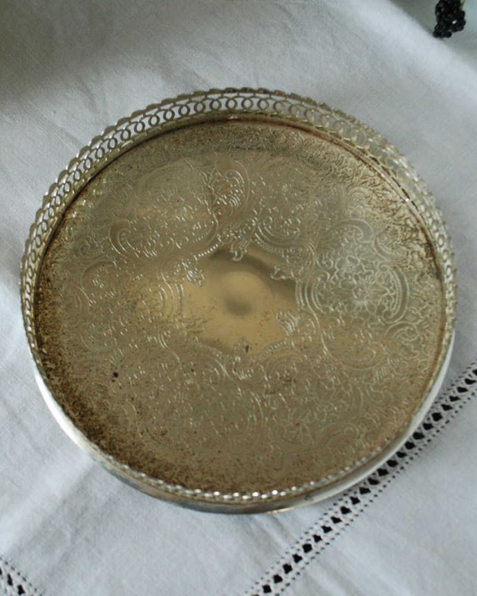 アンティーク 真鍮の雑貨　アンティーク雑貨　英国の銀雑貨、縁まで繊細で美しいギャラリートレー（アンティークシルバー）。アンティークなので多少のキズ・汚れがある場合があります。(k-2418-z)