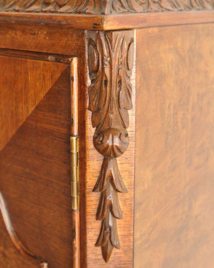サイドボード　アンティーク家具　美しい木目が素敵な英国アンティーク家具、猫脚サイドボードキャビネット。至る所に繊細な彫いろんな彫のデザインがありますが、個人的に美しいと思える女性らしく優雅なデザインを選んできました。(k-2419-f)