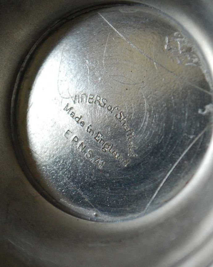 アンティーク 真鍮の雑貨　アンティーク雑貨　英国の銀食器、アンティークシルバーのソースボート（ポット）。刻印されています。(k-2423-z)