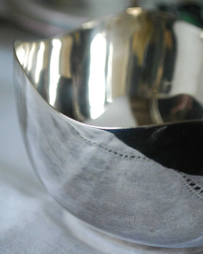 アンティーク 真鍮の雑貨　アンティーク雑貨　英国のアンティーク銀雑貨、持ち手付きのボウル（シルバープレート）。縁取りも優雅な曲線。(k-2424-z)