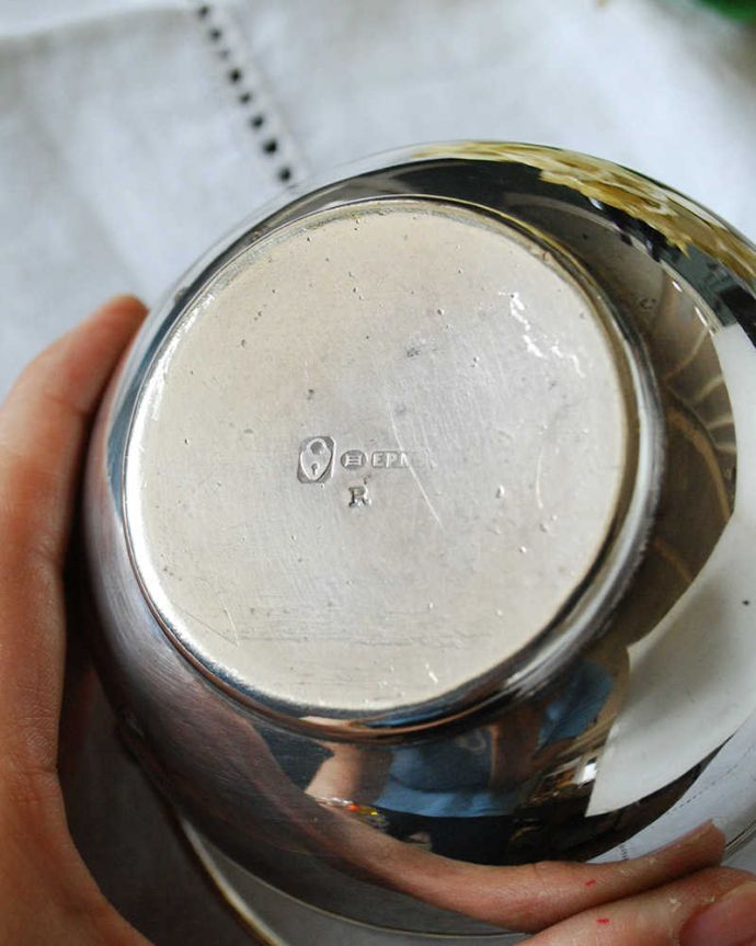 アンティーク 真鍮の雑貨　アンティーク雑貨　英国のアンティーク銀雑貨、持ち手付きのボウル（シルバープレート）。刻印されています。(k-2424-z)