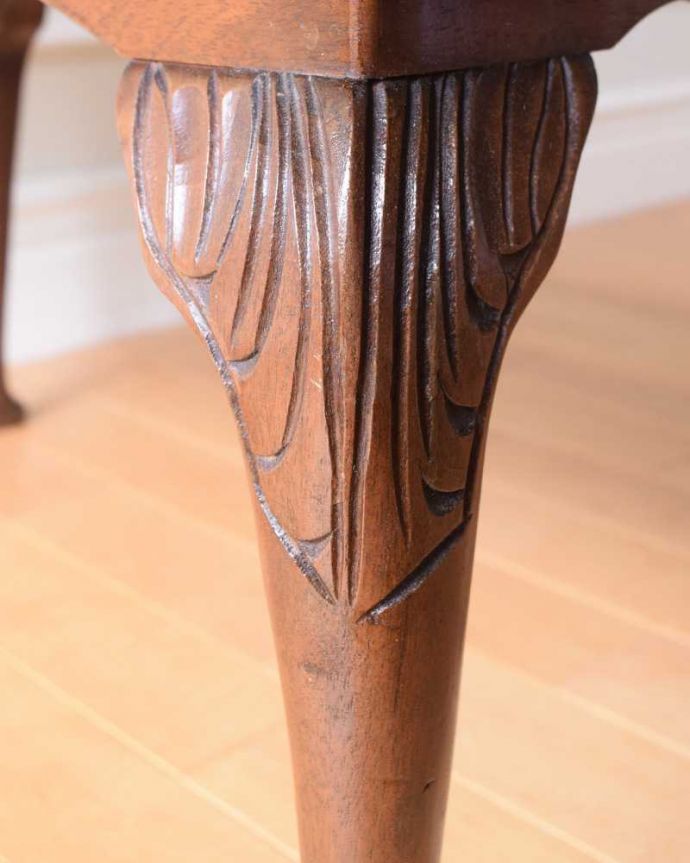 アンティークのテーブル　アンティーク家具　天板の木目が美しいイギリスで見つけたアンティークコーヒーテーブル。うっとりする美しさアンティークだから手に入る美しい彫。(k-2425-f)