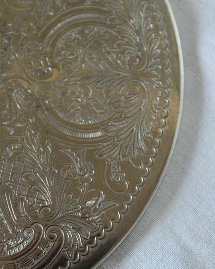 アンティーク 真鍮の雑貨　アンティーク雑貨　英国の銀雑貨、装飾が美しいアンティークシルバーのコースター（大）。繊細で美しい装飾がたっぷり入っています。(k-2425-z)
