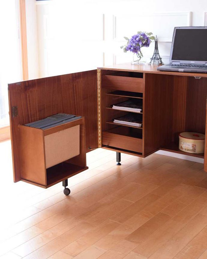 アンティークのデスク・書斎机　アンティーク家具　多機能なイギリスのヴィンテージ家具、ホームオフィス社のサイドボード（デスク）。収納も機能もたっぷりデスク部分はもちろん、ありとあらゆる場所に細かく使いやすい収納＆アイデアがたっぷり詰みこまれた家具です。(k-2429-f)