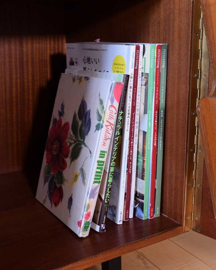 アンティークのデスク・書斎机　アンティーク家具　多機能なイギリスのヴィンテージ家具、ホームオフィス社のサイドボード（デスク）。A4サイズの雑誌も収納できる優等生雑誌まで収納できる高さ！本や雑誌もたっぷり収納出来ます。(k-2429-f)