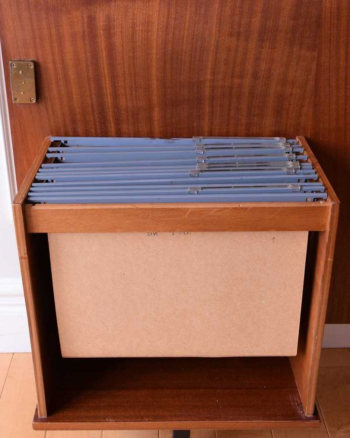 アンティークのデスク・書斎机　アンティーク家具　多機能なイギリスのヴィンテージ家具、ホームオフィス社のサイドボード（デスク）。書類収納もついてました仕事のファイルから楽譜などの趣味のものまで、ありとあらゆる場所に書類がスッキリ整理整頓できる仕掛けがたっぷり。(k-2429-f)