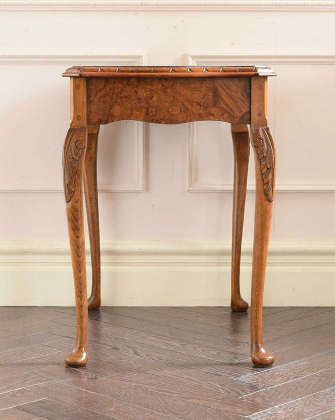 アンティークのテーブル　アンティーク家具　イギリスで見つけたアンティーク家具、装飾の美しいコーヒーテーブル。横から見た姿もステキ横から見るとこんな感じ。(k-2430-f)