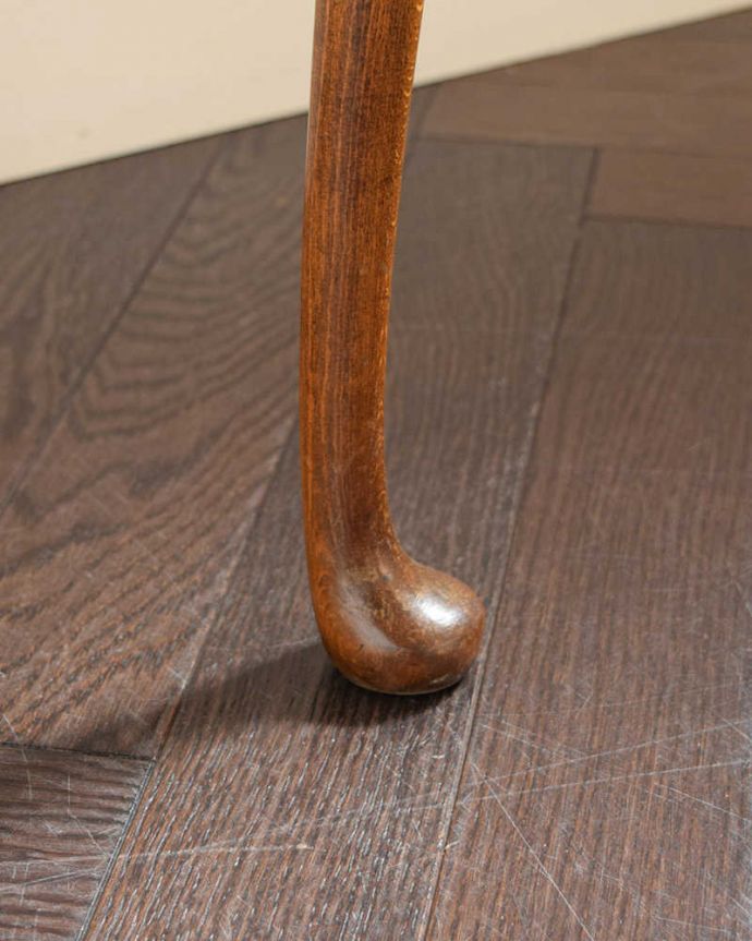 アンティークのテーブル　アンティーク家具　イギリスで見つけたアンティーク家具、装飾の美しいコーヒーテーブル。持ち上げなくても移動できます！Handleのアンティークは、脚の裏にフェルトキーパーをお付けしていますので、床を滑らせてれば移動が簡単です。(k-2430-f)